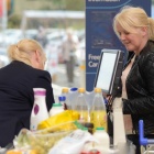 Photo: Comparing prices directly at the checkout