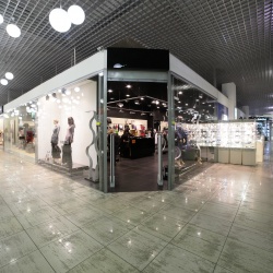 Photo: Vibrant light stagings fascinate shoppers