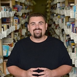 Thumbnail-Photo: Books: Local online business opened retail store...