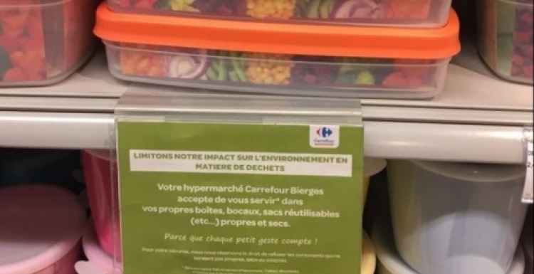 Photo: Reusable food storage boxes in a shelf; copyright: Carrefour Group...
