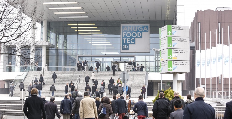 Foto: Besucher vor dem Eingang der Messe Köln zur Anuga FoodTec Messe;...