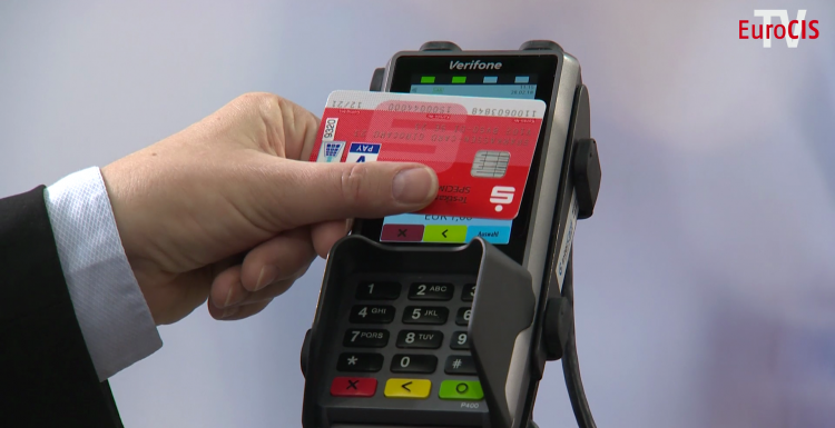 Photo: Person holds ATM card to payment terminal; copyright: Messe Düsseldorf...