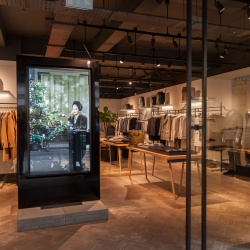 Thumbnail-Photo: Elo helps Hardy Amies deliver a tailor-made digital experience...