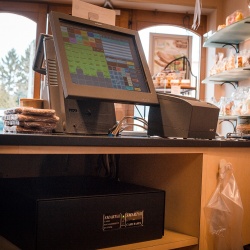 Thumbnail-Photo: Technology speeds up service and cash counts at Antwerp bakery...