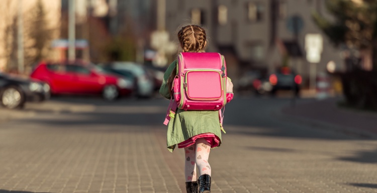 Girl on way to school; Copyright: panthermedia.net/tan4ikk...