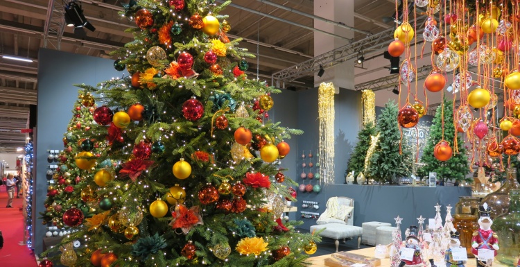 Christmas tree with yellow and orange baubles; copyright: iXtenso / Pott...