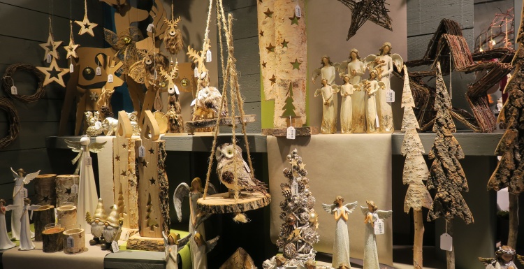 Numerous different wooden Christmas decoration elements; copyright: iXtenso /...