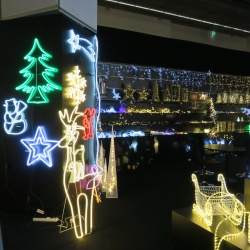Thumbnail-Photo: Holiday shoppers planning to make retailers spirits bright...