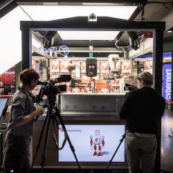 Thumbnail-Photo: Robots in retail: producer and salesperson all-in-one at the fully...