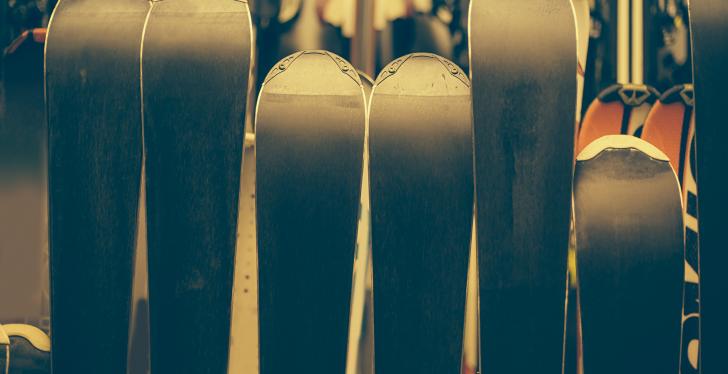 Undersides of standing skis in a store; copyright: panthermedia.net/guruxox...