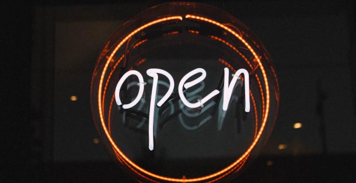 Open Sign; Copyright: Finn Hackshaw/Unsplash