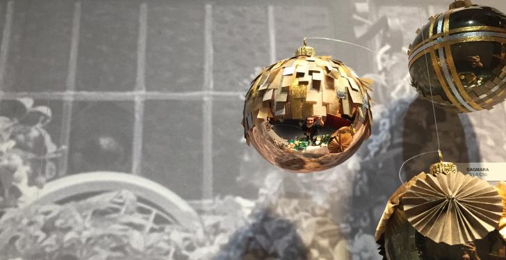 Modern Christmas tree ball; copyright: iXtenso/Pott...