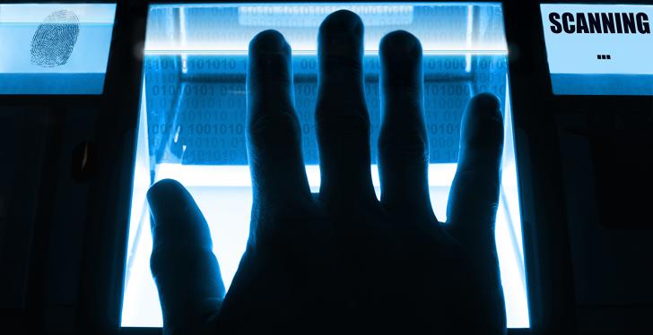 hand on a scanner that is glowing blue; copyright: panthermedia.net/Eike Leppert...