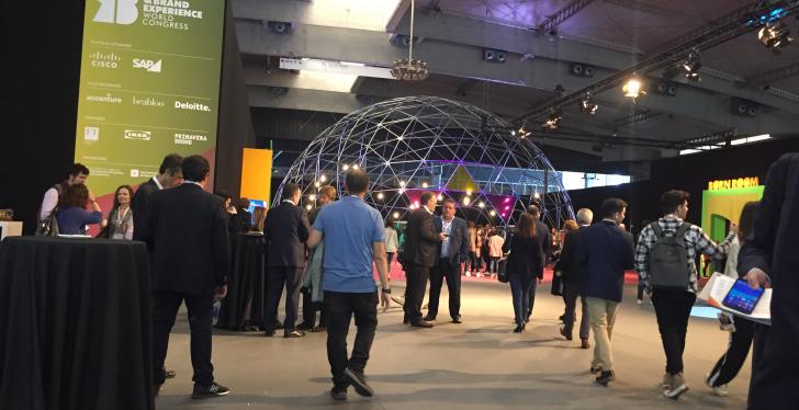 Visitors on an event site in an exhibition hall; copyright: iXtenso/Pott...