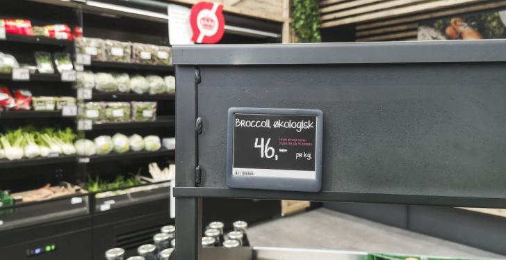 Electronic shelf label in a garden center on a grey shelf; copyright: DELFI...