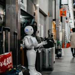 Thumbnail-Photo: Retail service robots – helper or footfall generator?...
