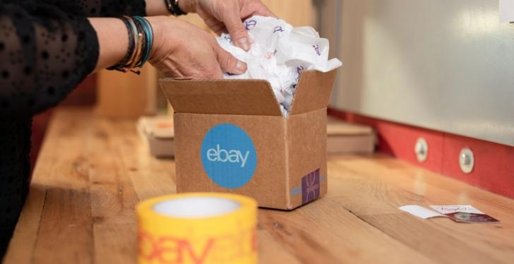 Hands taking packaging material out of a small package; copyright: eBay...