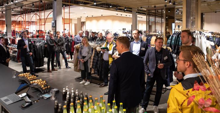 People stand together in a shop; copyright: Trendforum Retail...