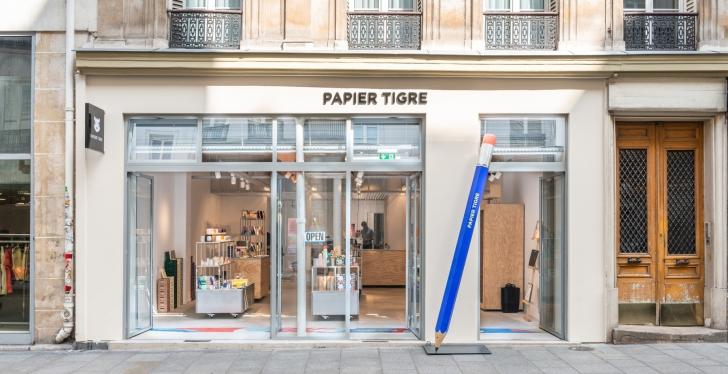 View into a modern stationery store with shelves and goods; copyright: Papier...
