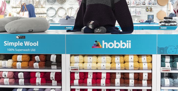 A shelf  with products and a mannequin in a yarn shop; copyright: Delfi...