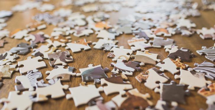 Puzzleteile liegen auf dem Boden vestreut