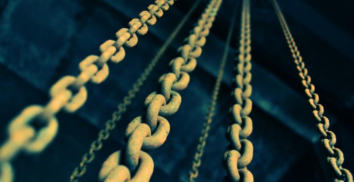 Several steel chains hang down from above; copyright: Fré Sonneveld/Unsplash...