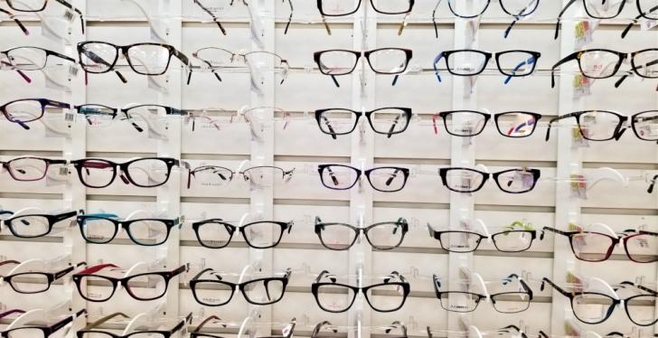 Many different glasses next to each other in a glasses shelf; copyright:...