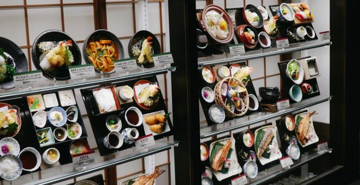 A vending machine with different lunch boxes