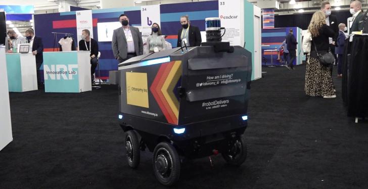 A self-driving delivery robot at a trade fair; copyright: iXtenso/Giese...