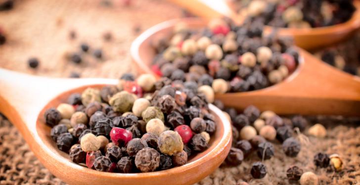 Brown and red peppercorns on three wooden spoons; copyright: Panthermedia /...