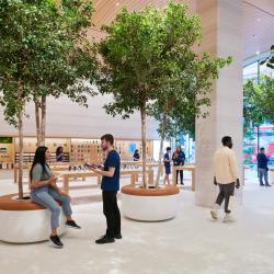 Thumbnail-Photo: Apple Brompton Road celebrates creativity with vibrant design...