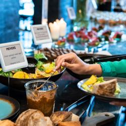 Thumbnail-Photo: Digital buffet signs create an overview of Meyers canteens...