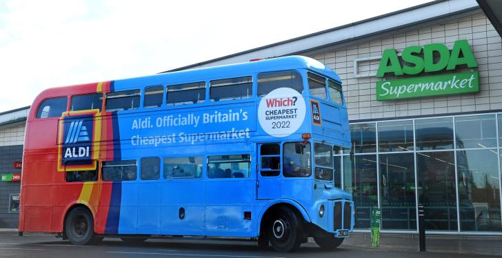 red-blue Aldi bus in front of a store