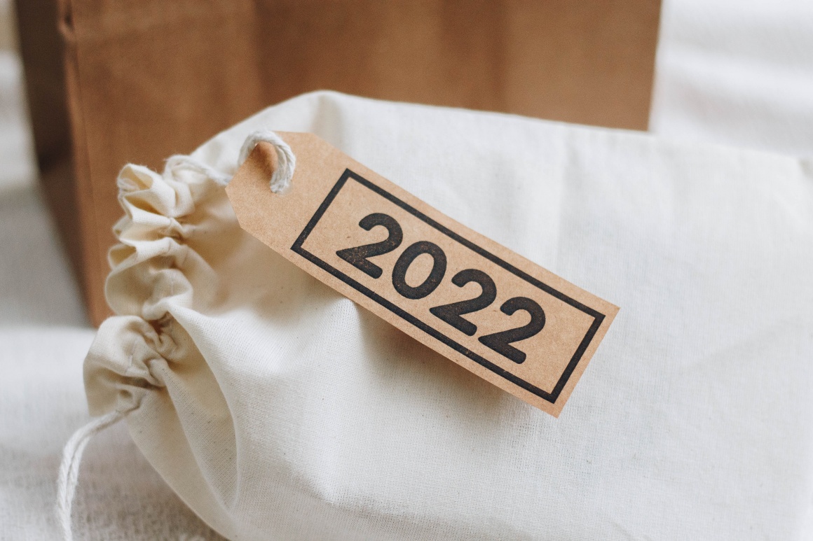 A cloth bag with a sign 2022