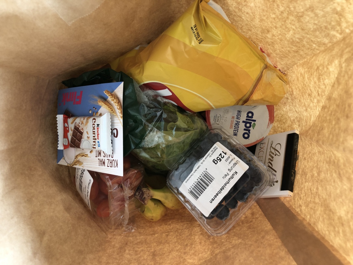 View into a paper bag with food; copyright: iXtenso/Wendorf...