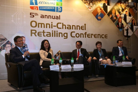 Left to right: Mr. LI Wenyao, Deputy General Manager, Joy City Property...