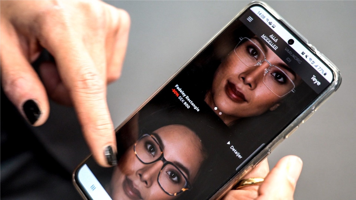 Two pictures of a woman with different glasses