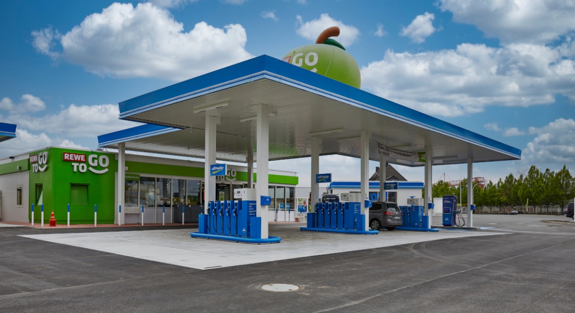 An Aral filling station at a car station near Dortmund; copyright: Aral AG...