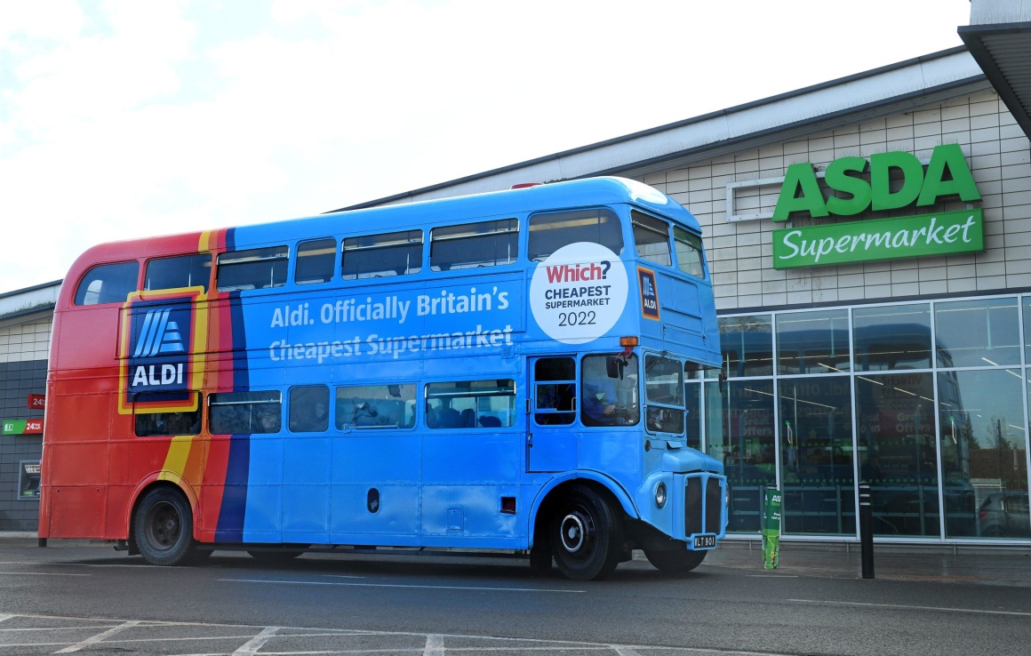 red-blue Aldi bus in front of a store