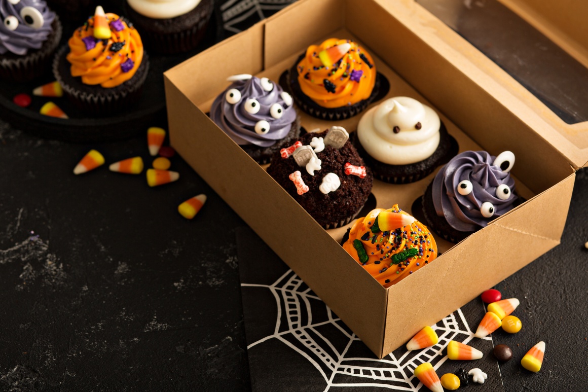 Halloween cupcakes with decorations