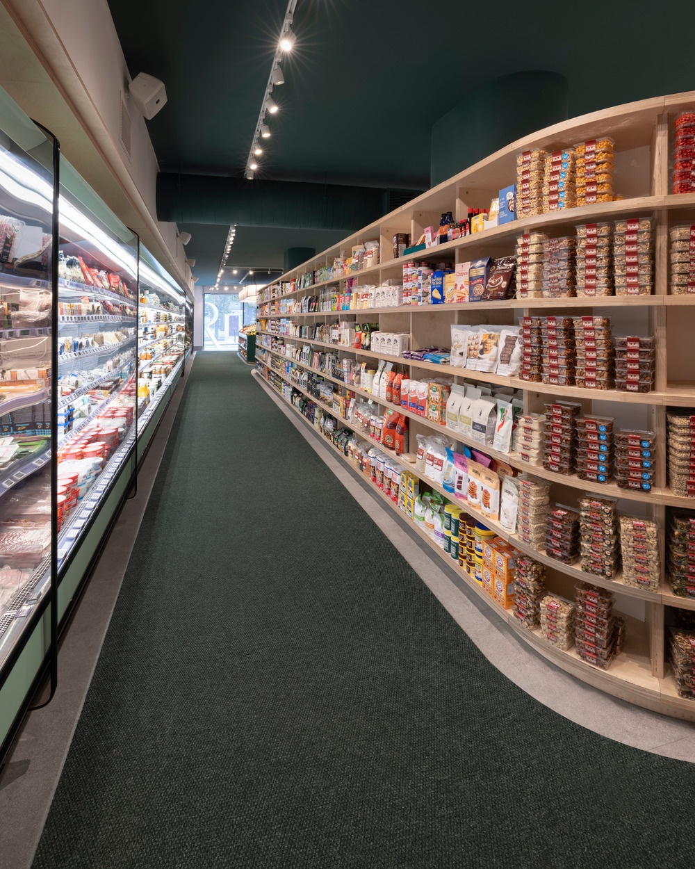 Shelves and fridges in the Fraîchement Bon Jarry