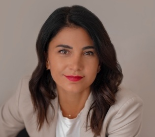 Ela Saleh, Country Manager,
LPR DACH, smiles into the camera....