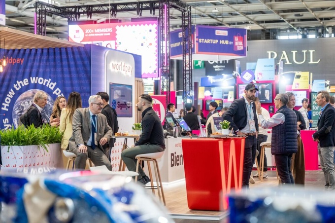 A snapshot of the exhibition halls during the event in Paris...