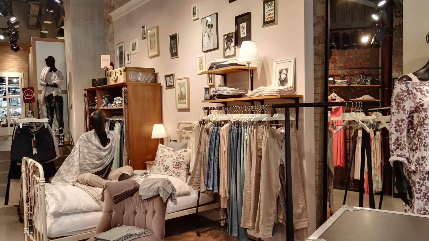 Photo: What shop design can look like: Cartoon in Hamburg...