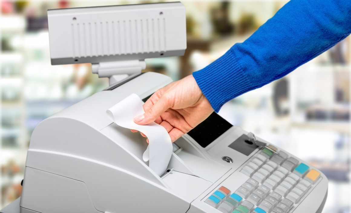 Photo: Saleswomen tears receipt from cash register; copyright: panthermedia.net...