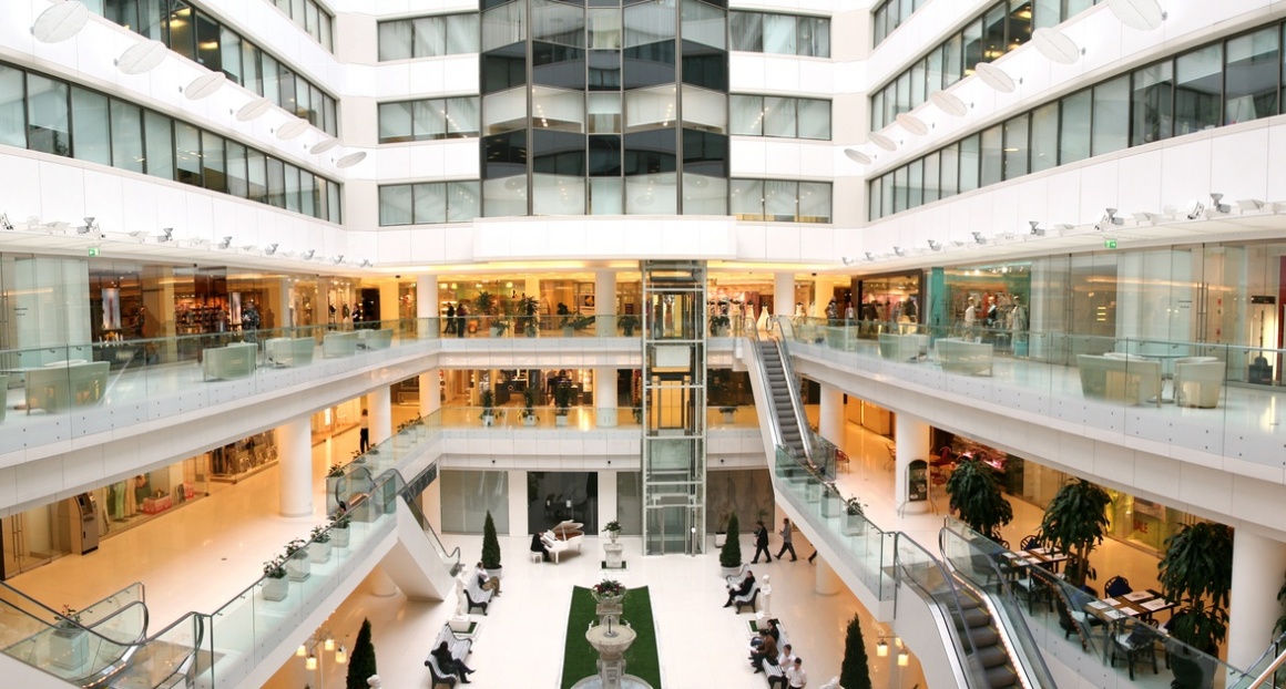 Photo: Inside of a modern shopping mall; copyright: panthermedia.net / Paha_L...