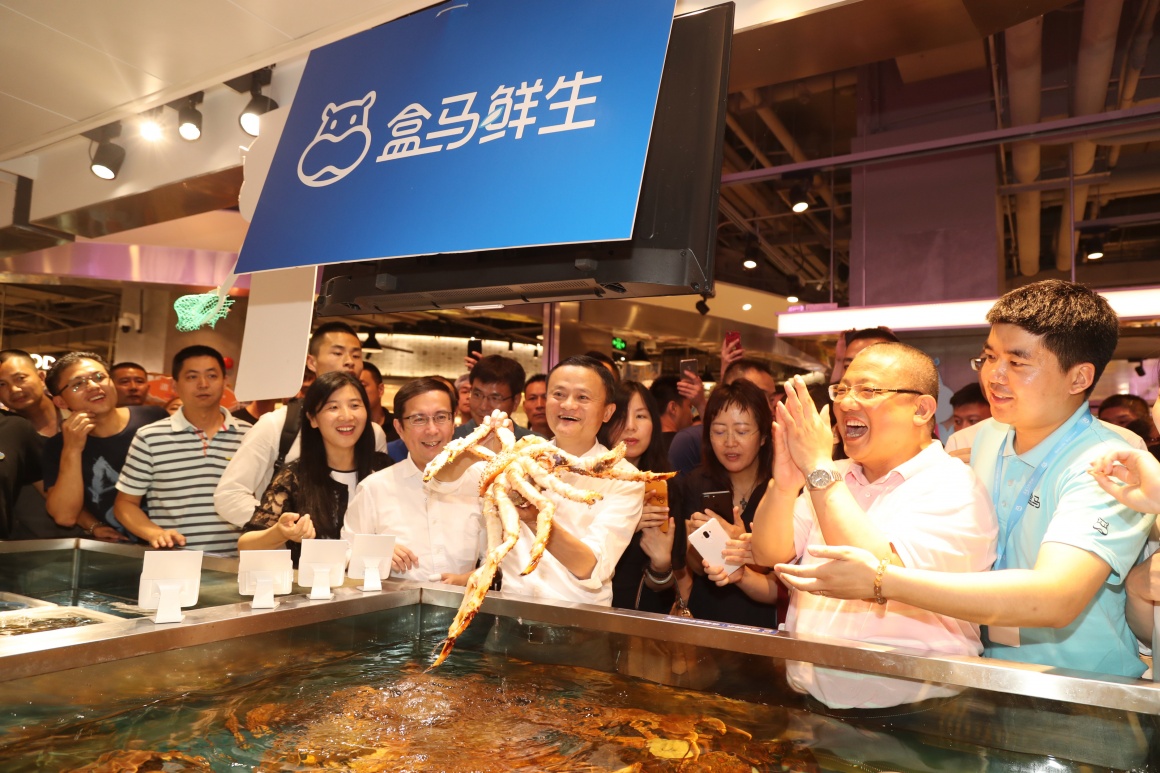 Jack Ma presents giant crab in one of his Hema Stores....