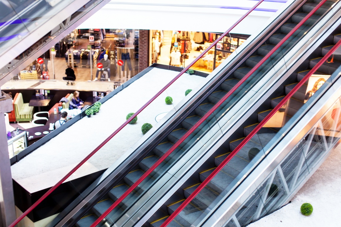 Photo: Moving staircase in shopping centre; copyright: panthermedia /...