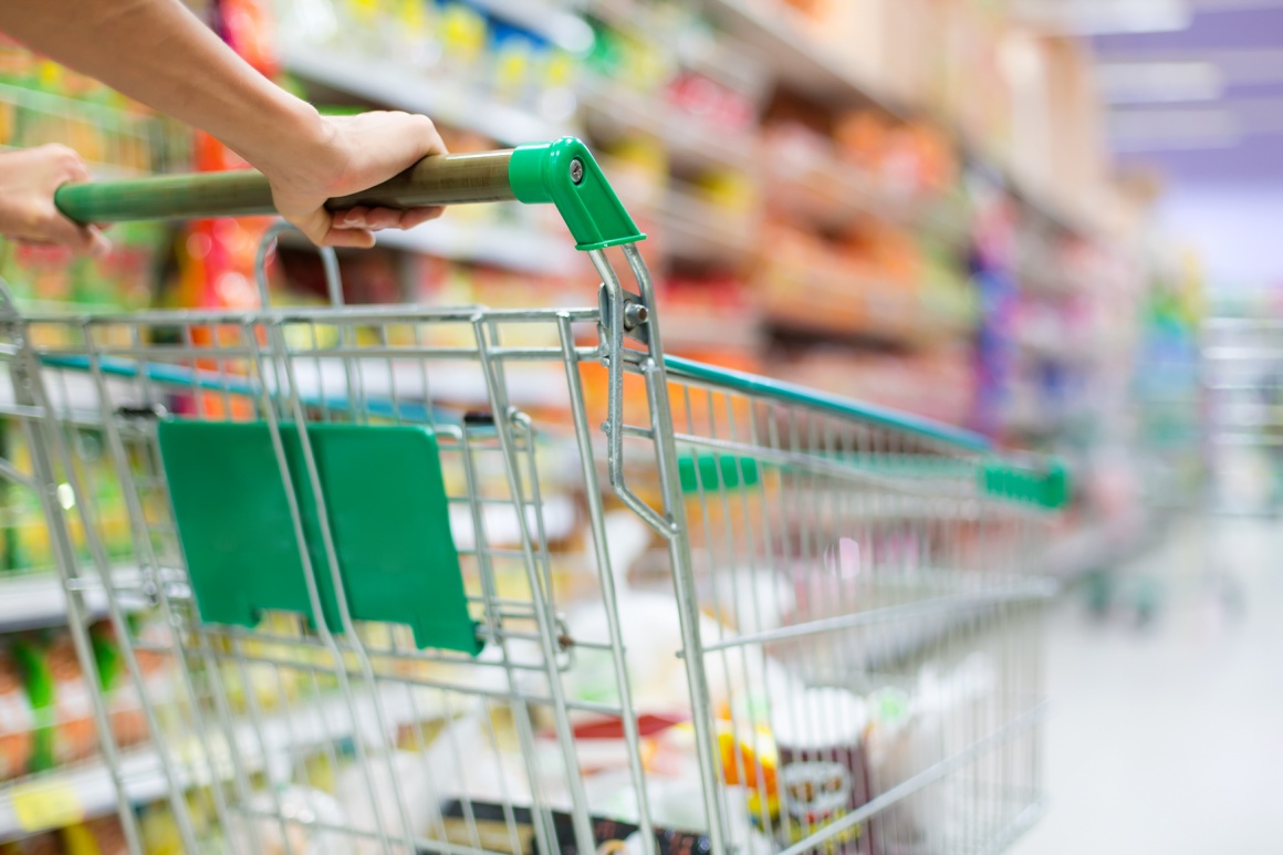 Photo: Shopping cart in a grocery isle; copyright: panthermedia.net /
xxxPATRIK...