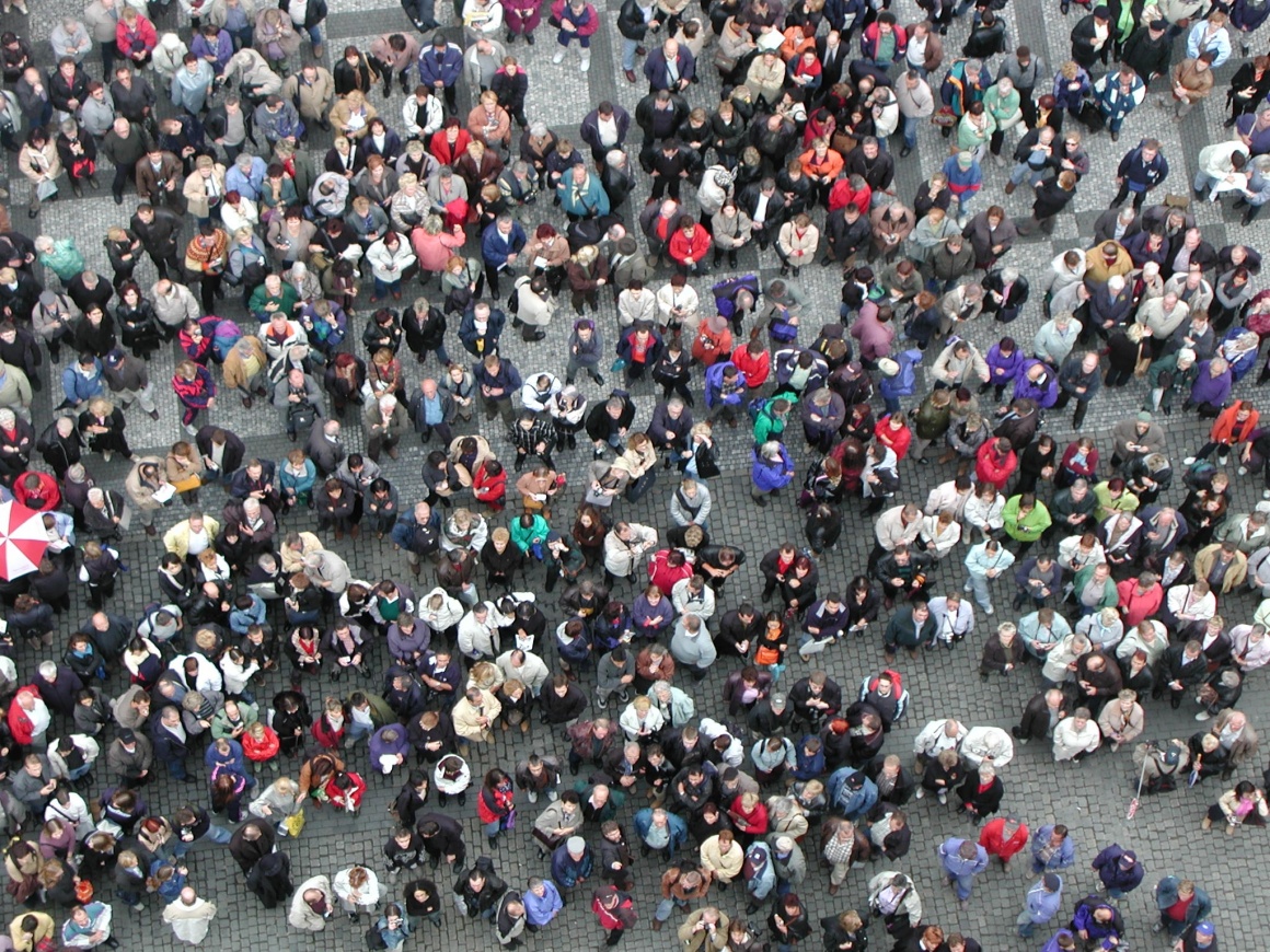 viele Menschen von oben fotografiert